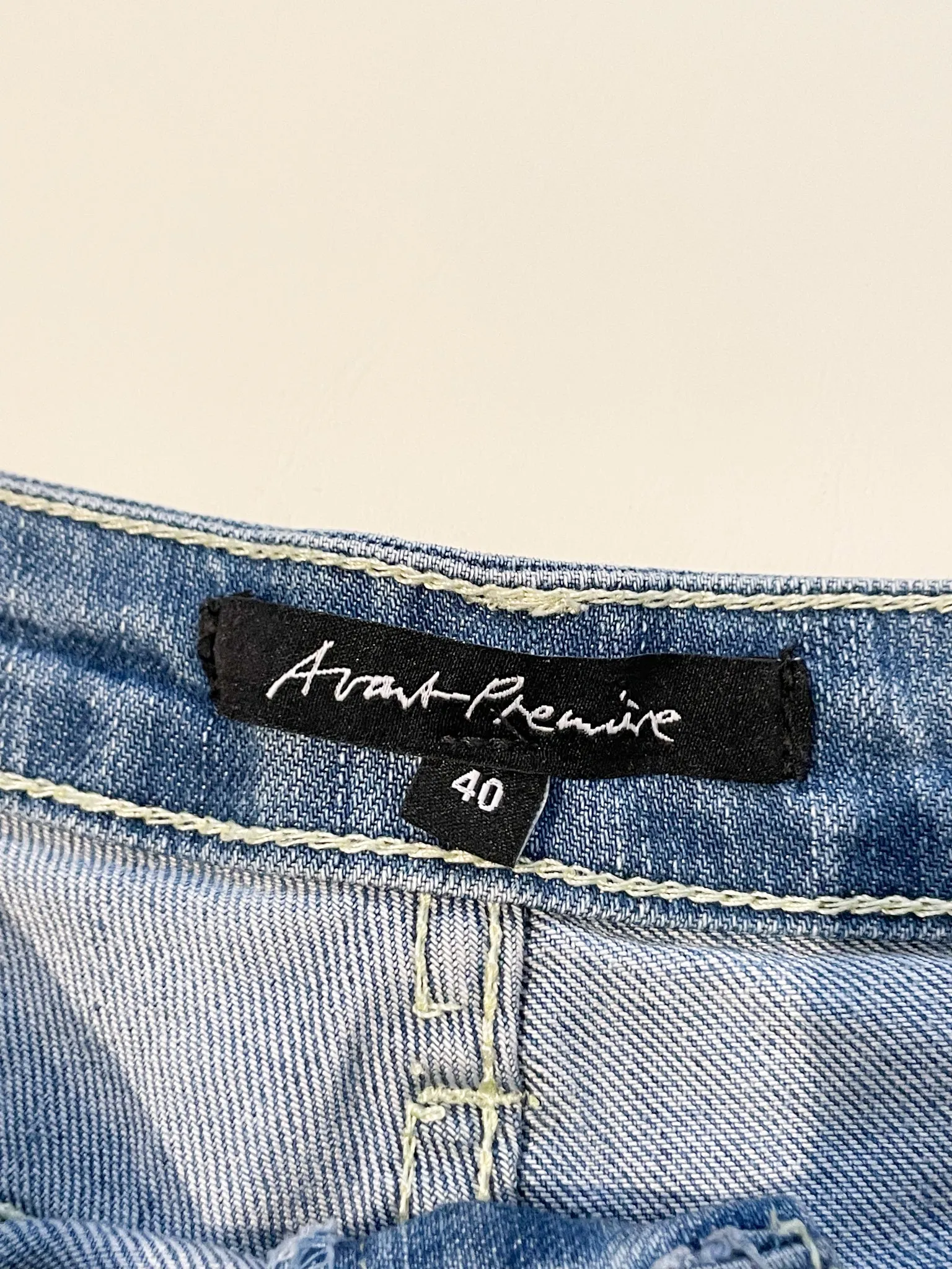 Avant Premiere Light Wash Cuffed Jean Shorts - Medium