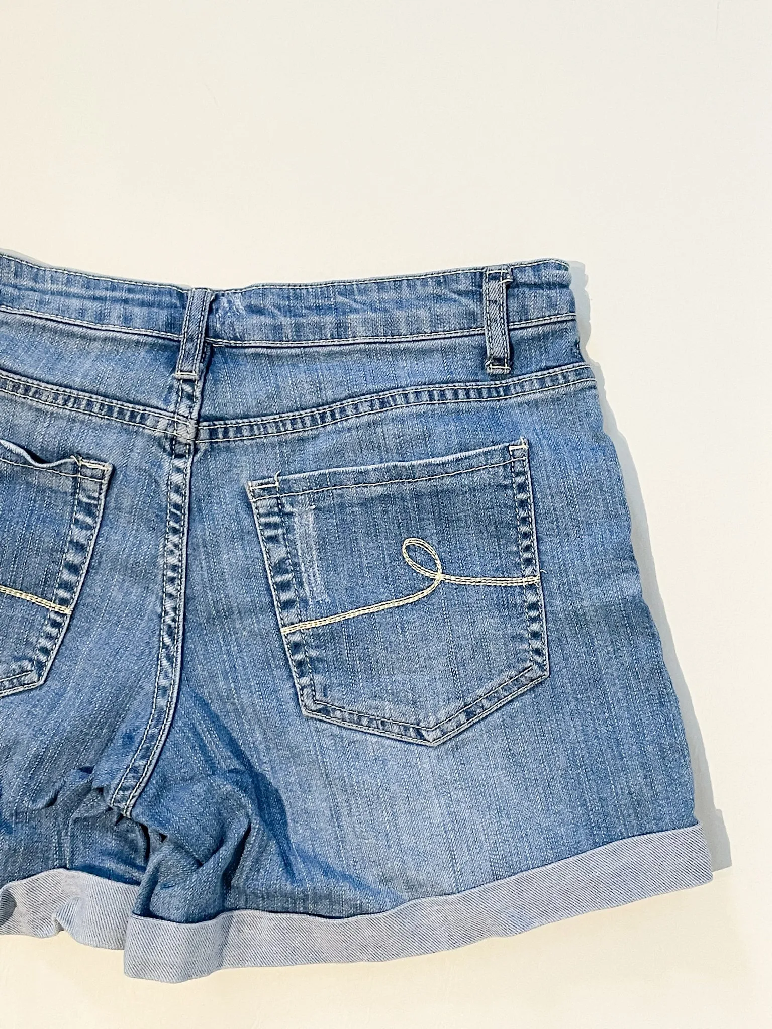 Avant Premiere Light Wash Cuffed Jean Shorts - Medium