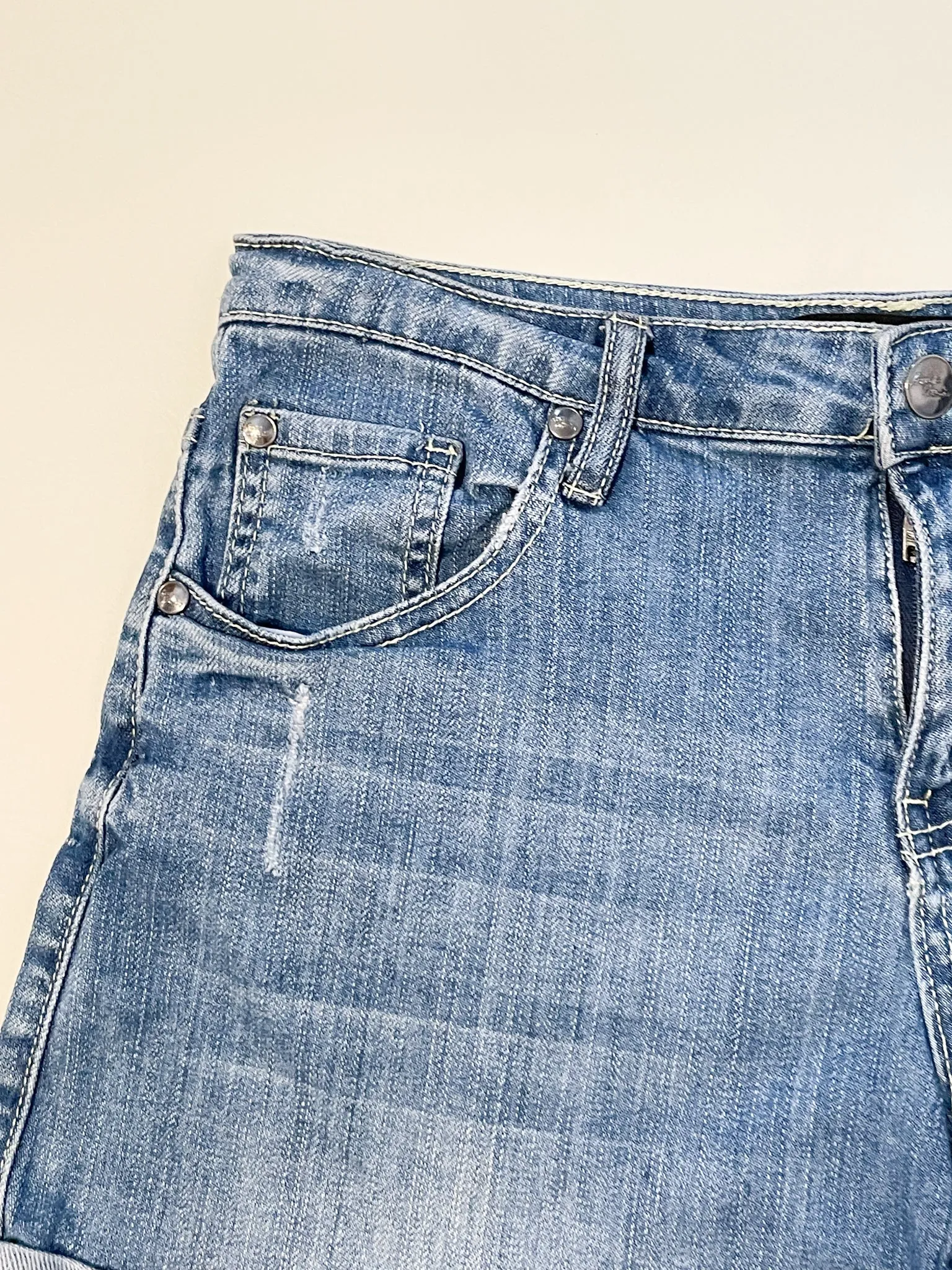 Avant Premiere Light Wash Cuffed Jean Shorts - Medium