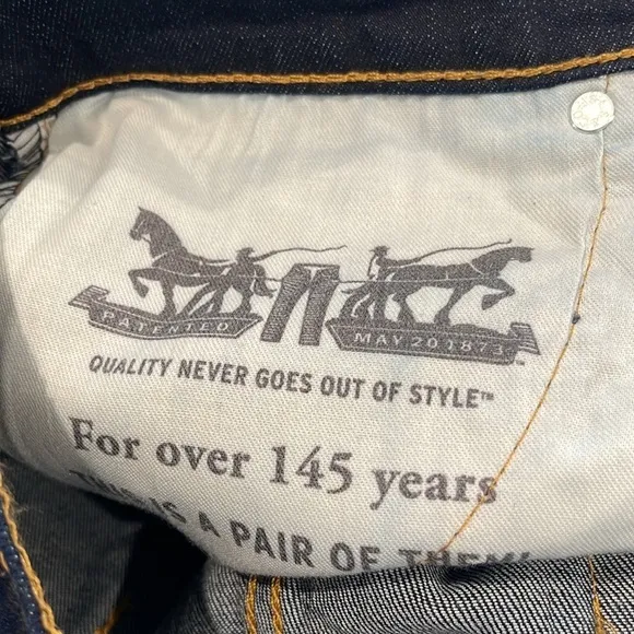 Levi’s dark denim rolled cuffed 514 straight jeans shorts. NWT 29x30