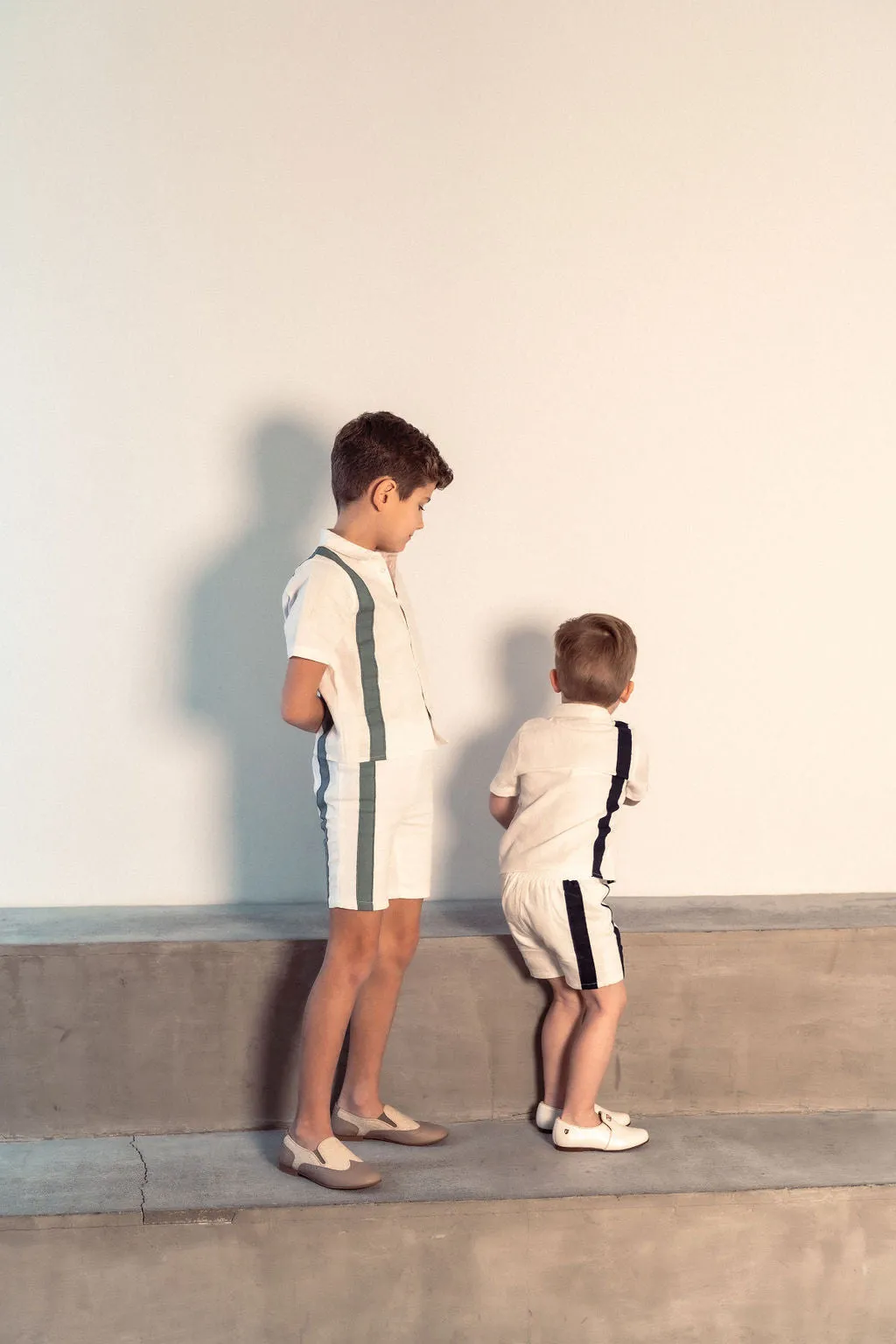 Stripe white/navy shirt set by Mann