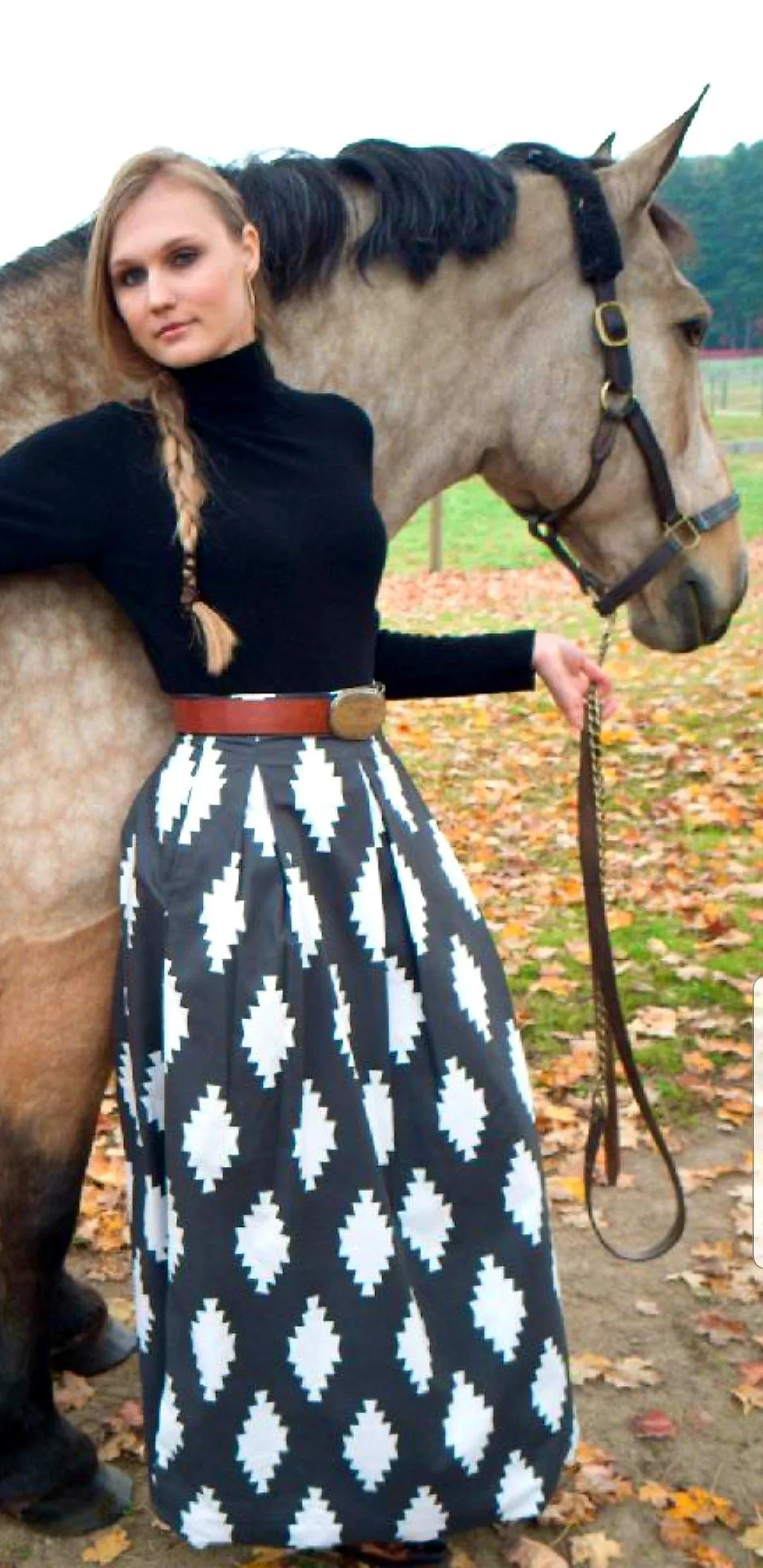 TAOS SKIRT WHITE ON CHARCOAL