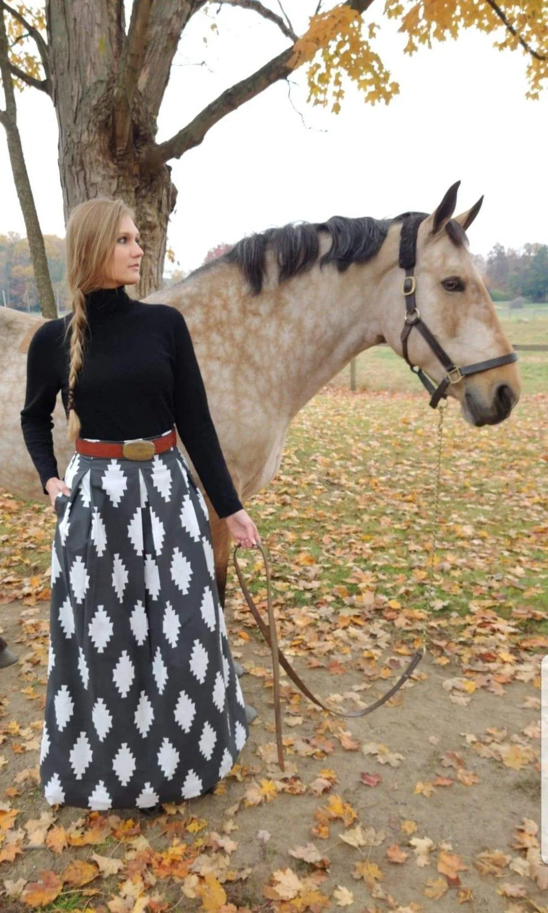 TAOS SKIRT WHITE ON CHARCOAL