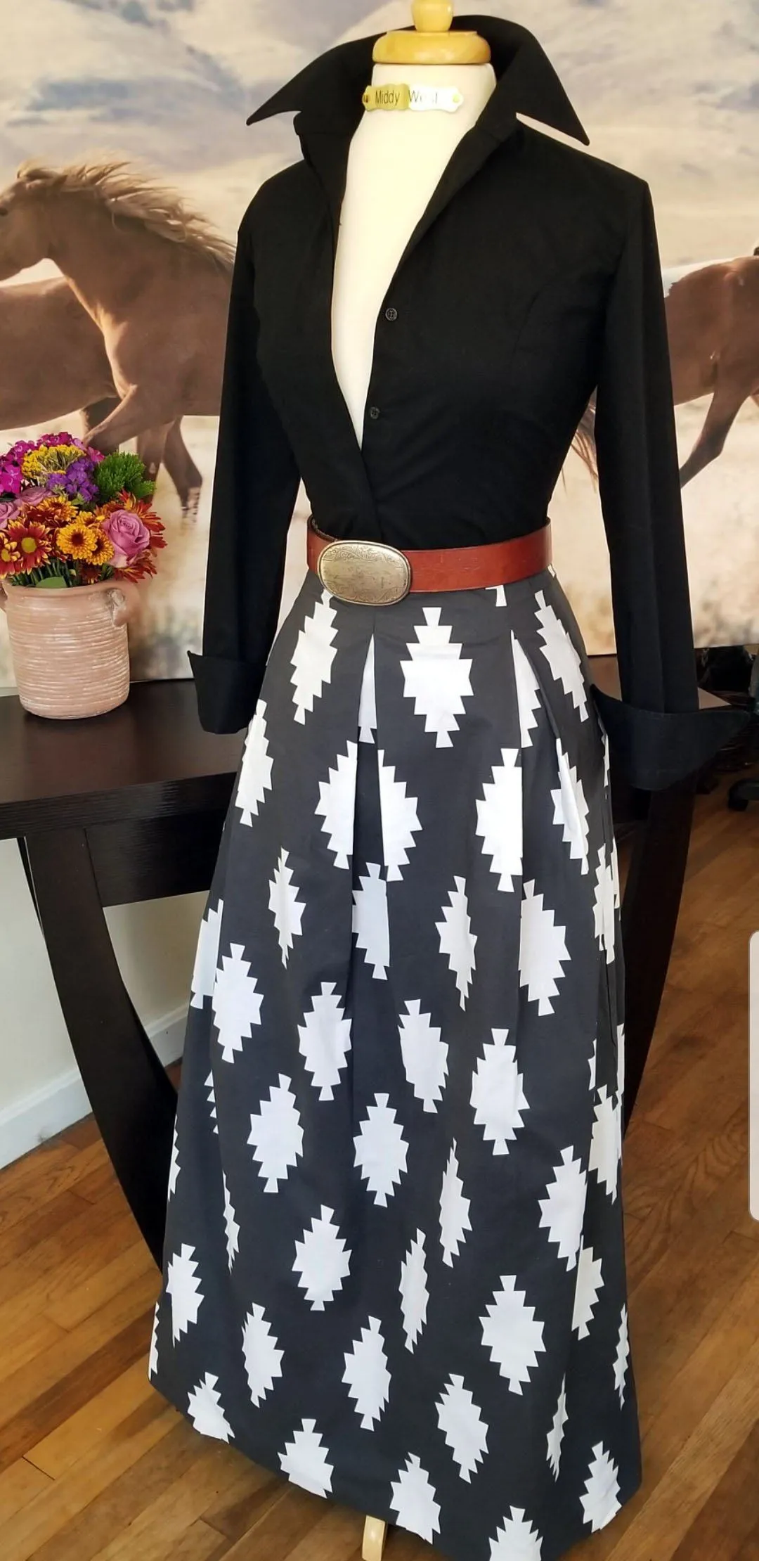 TAOS SKIRT WHITE ON CHARCOAL