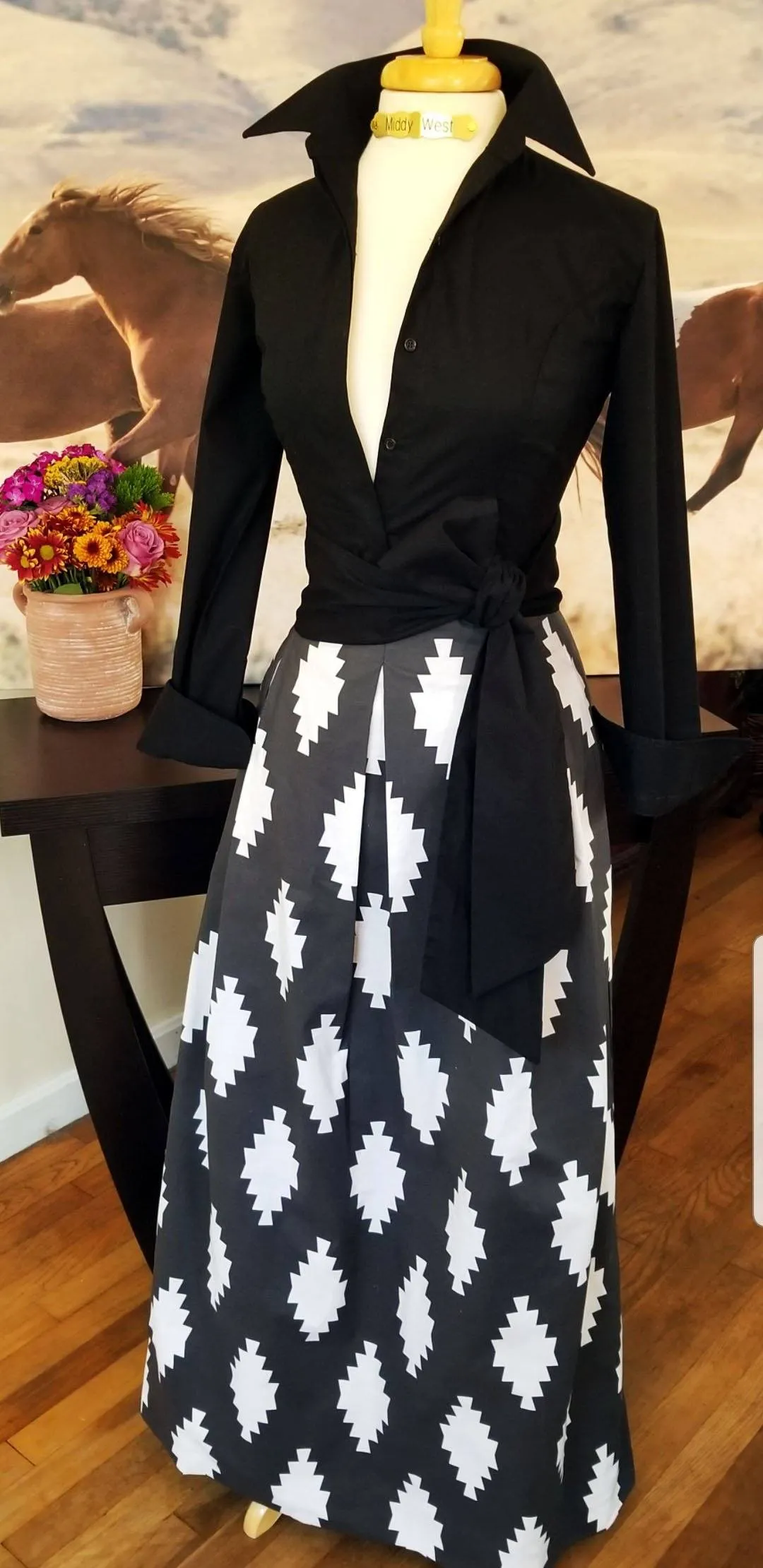 TAOS SKIRT WHITE ON CHARCOAL